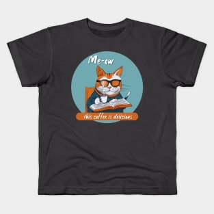 Coffee-loving reading cat Kids T-Shirt